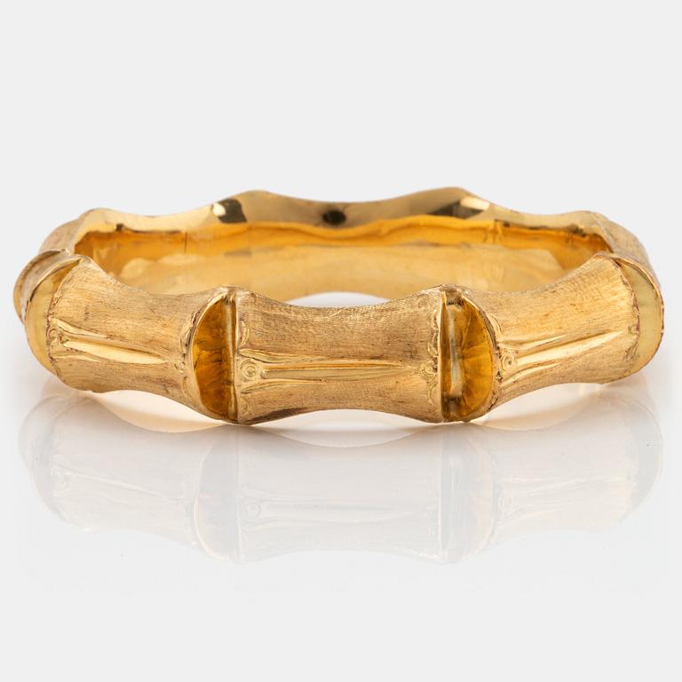 An 18K gold bangle.