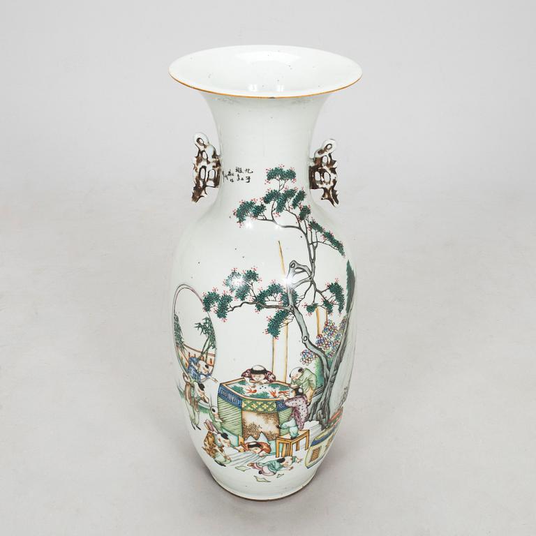 A porcelain floor vase, China around 1900.