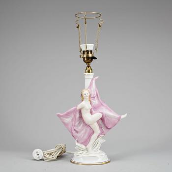 BORDSLAMPA. Porslin, 1900-talets första hälft/mitt.