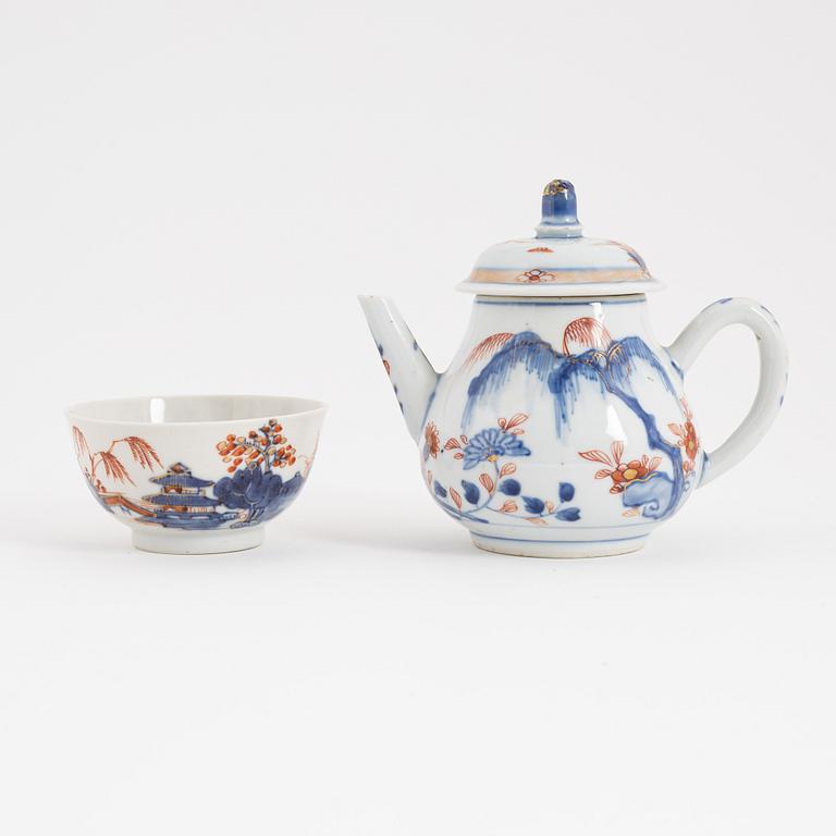 An imari teapot with cover and an imari cup, Qing dynasty, Kangxi (1662-1722) and Qiangling (1736-95).