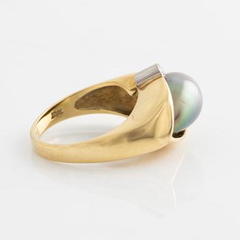Ring, with pear-shaped pearl and brilliant-cut diamond.