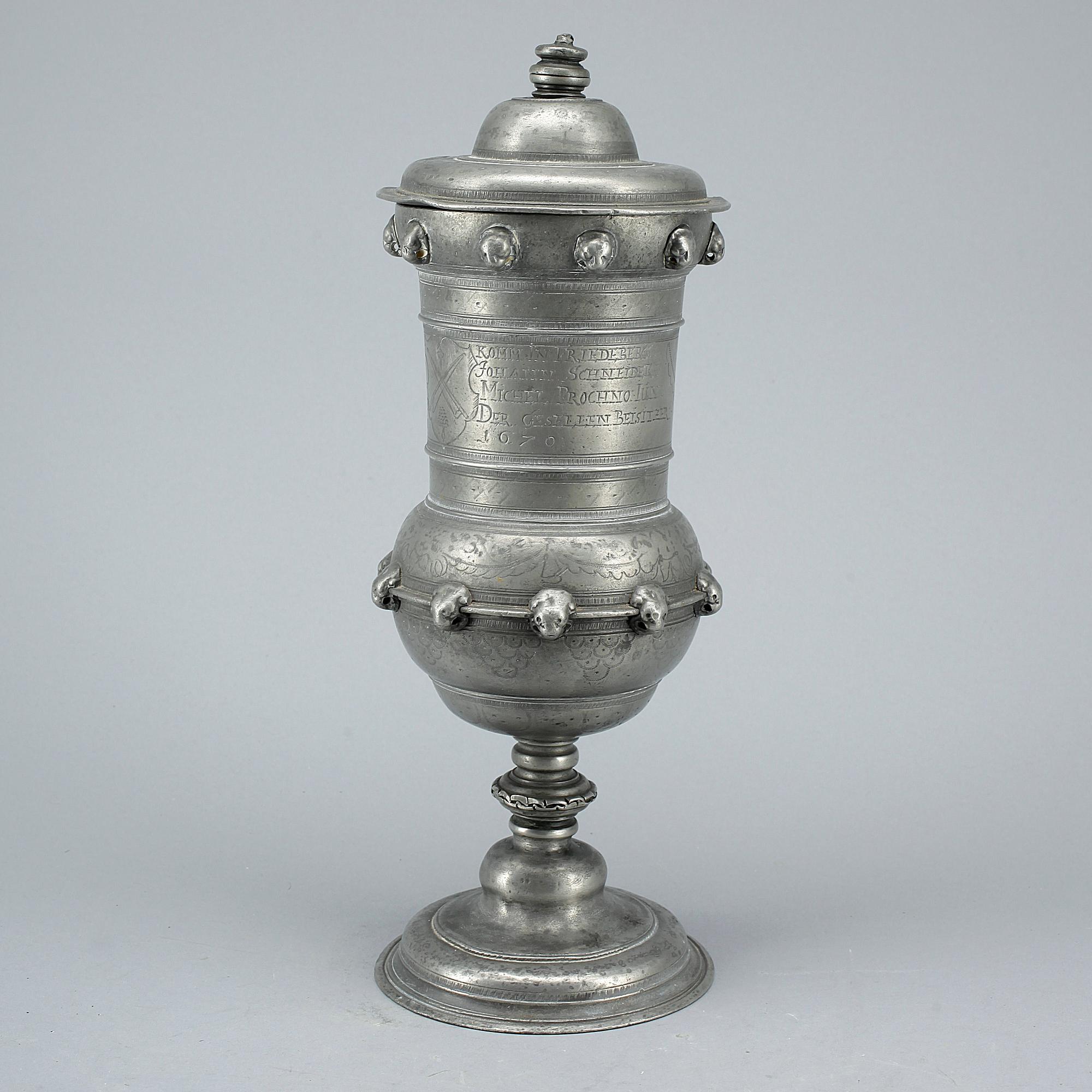 SKRÅPOKAL, tenn, Barock, otydliga stämplar, troligen Tyskland, bär datering 1670.