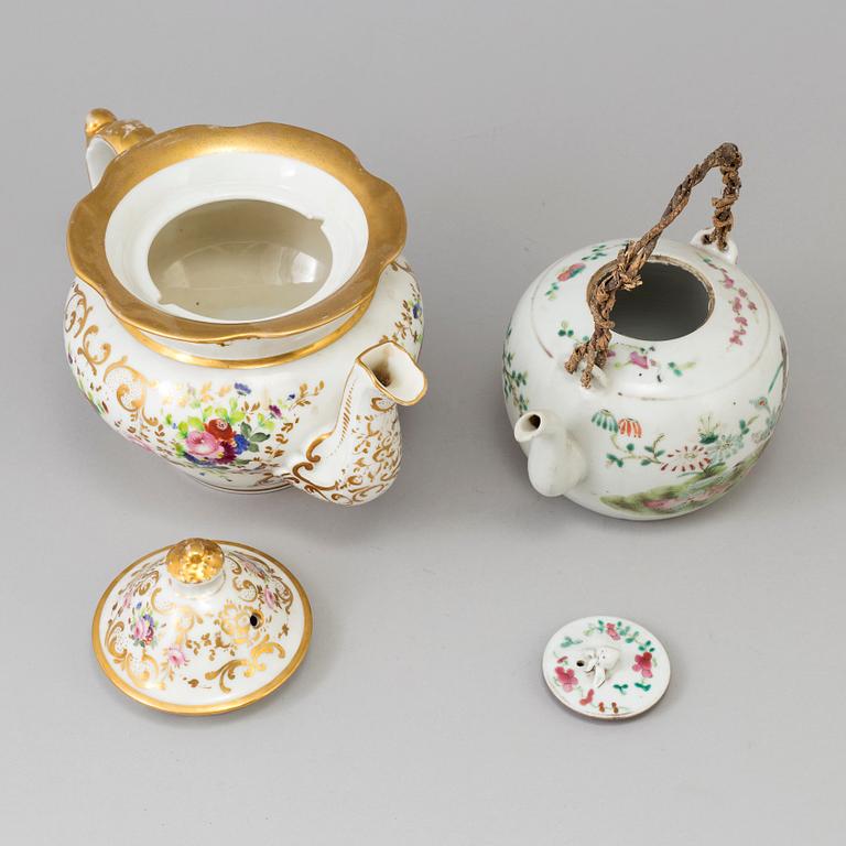 2 teapots, China and Europe, 19th century.