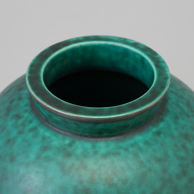 WILHELM KÅGE, an 'Argenta' stoneware vase from Gustavsberg, 1948.