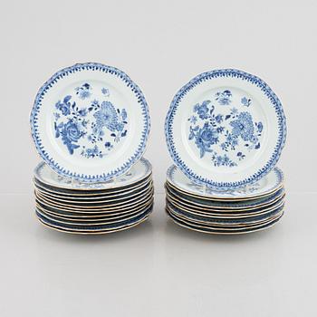 A set of 24 Chinese export porcelain plates, Qing dynasty, Qianlong (1736-95).