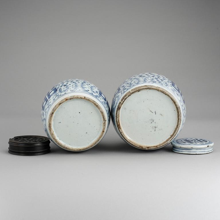BOJANER MED LOCK, 2 stycken, porslin, Kina, 1800-tal.