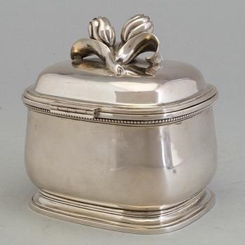 A sterlingsilver box and a sugar tong, Borgila, Stockholm 1952. Weight ca 425 grams.