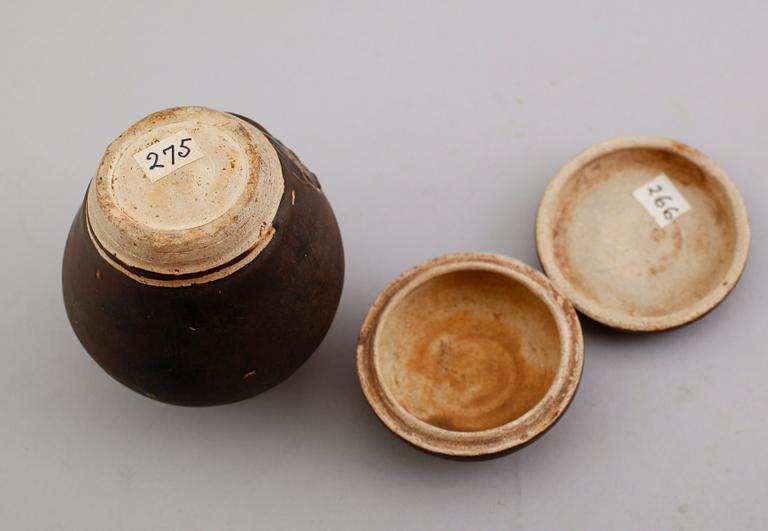 LOCKDOSA SAMT VAS, porslin, Kina, sannolikt Tonking 1400-/1500-tal.