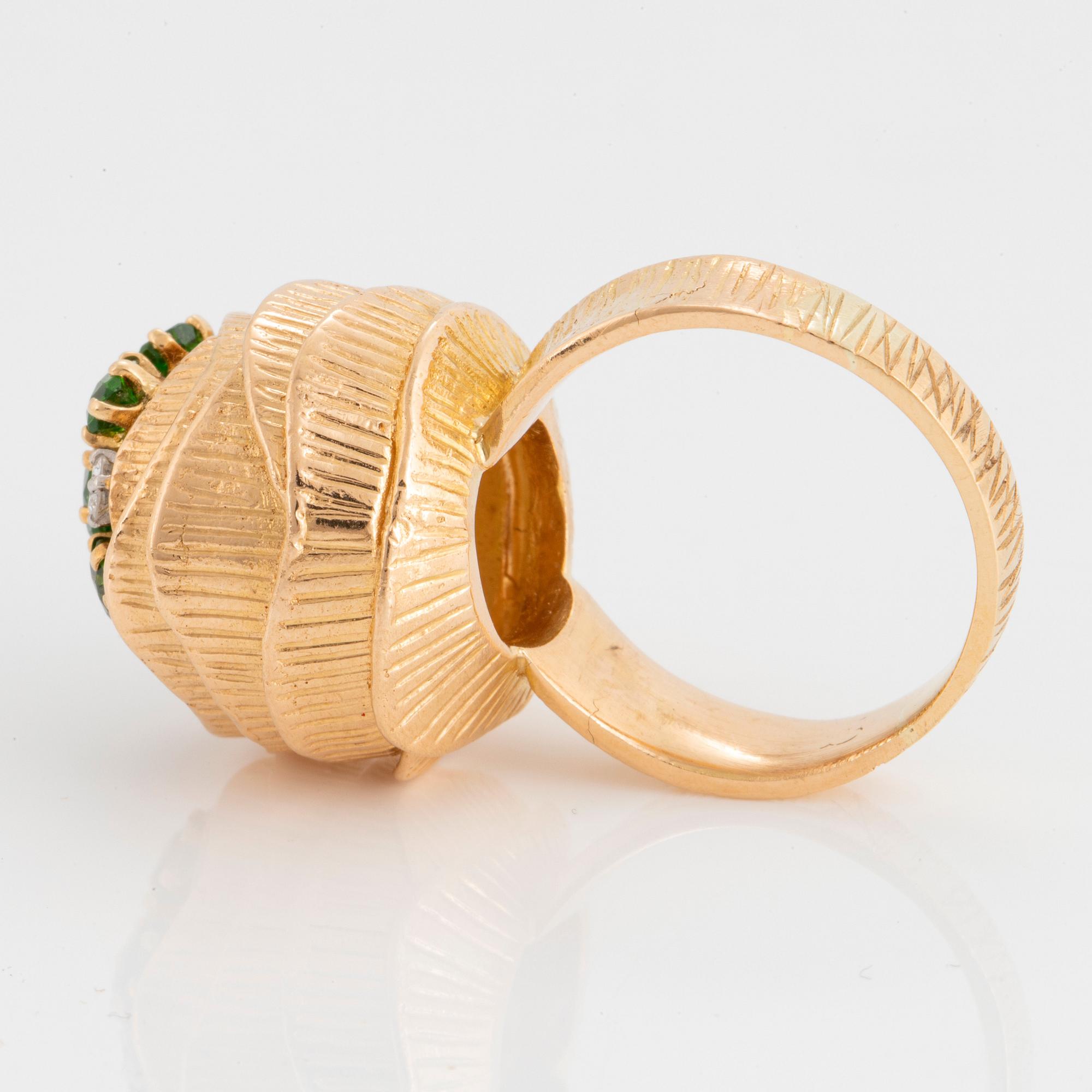 WA Bolin ring 18K guld med demantoidgranater och runda briljantslipade diamanter.