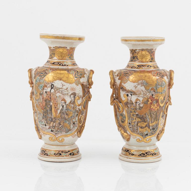 Vaser, ett par, Satsumagods, Japan, Meiji (1868-1912).