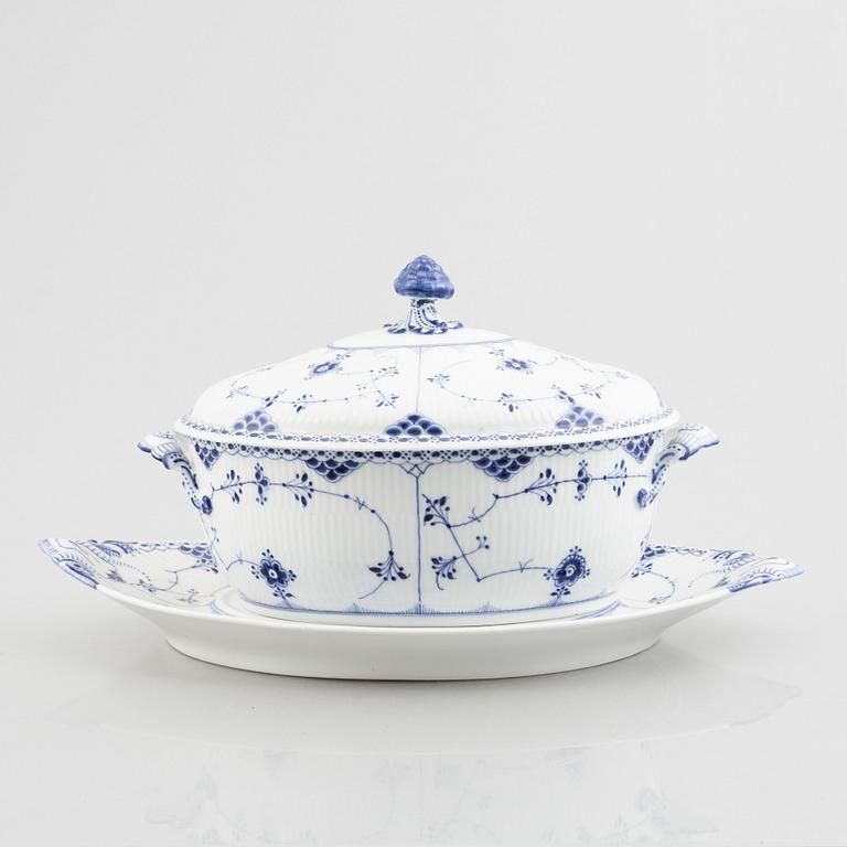 A 'Blue Fluted Half Lace' /'Musselmalet' tureen with cover and stand, Royal Copenhagen, model 702, 600, 1898-1923.