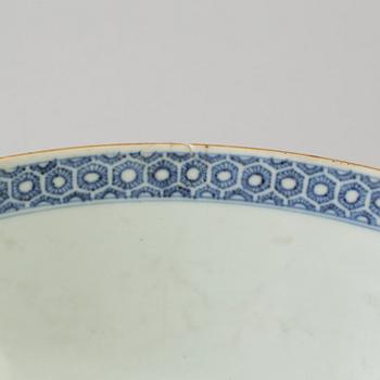 A famille rose Chinese porcelain bowl, Qianlong (1736-95).