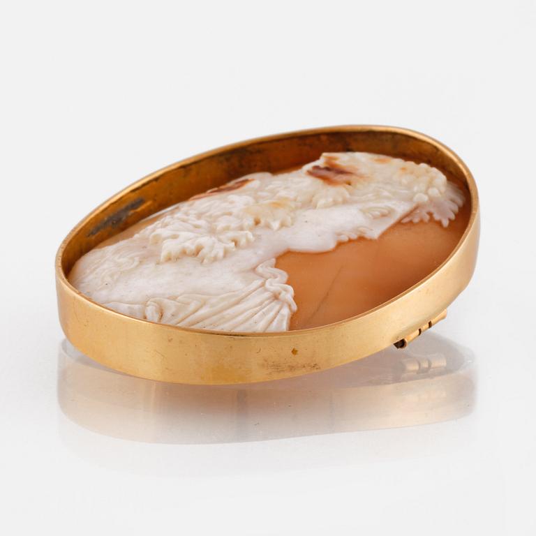 BROSCH, 18K guld med kamé utskuren i snäcka, Carl Ohlsson, Karlskrona, 1920. Vikt 12,2 gram.