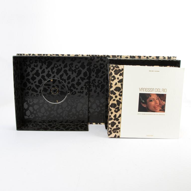 Dian Hanson, bokverk "Vanessa del Rio - Fifty Years of Slightly Slutty Behaviour"  Taschen numrerad upplaga 0993/1500 New York 2007.