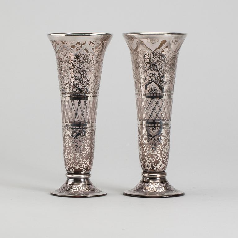 VASER, ett par, glas, med dekor i sterlingsilver, 1900-tal.