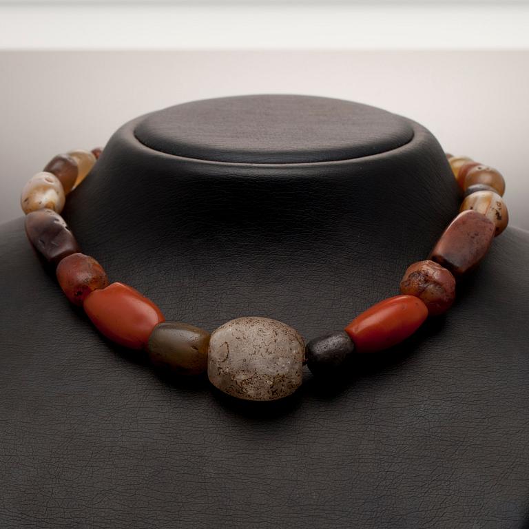 HALSSMYCKE, naturstenar samt glas, silverlås, 1900-tal.