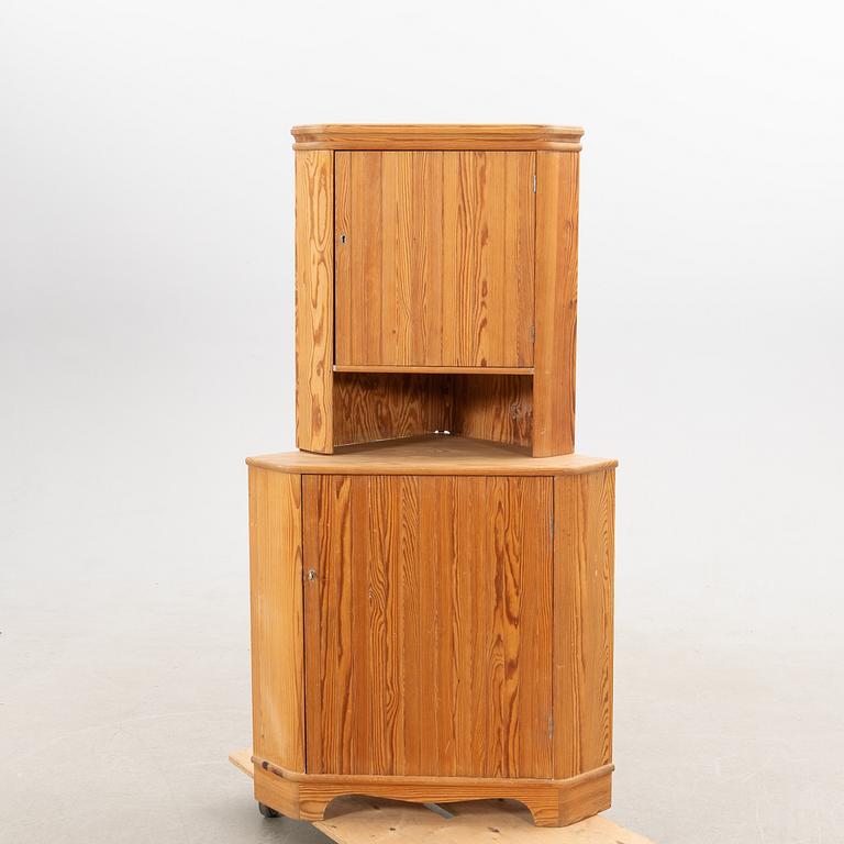 Göran Malmvall, hörnskåp, modell "809" ur serien "Svensk Fur", Karl Andersson & Söner, Huskvarna, 1950-tal.