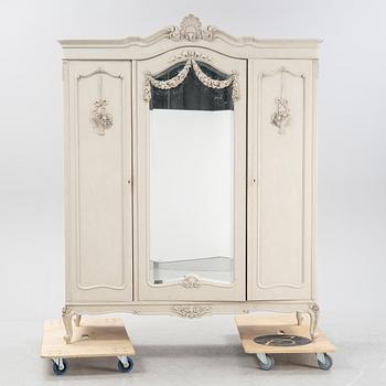 Klädskåp, rokokostil, tidigt 1900-tal.