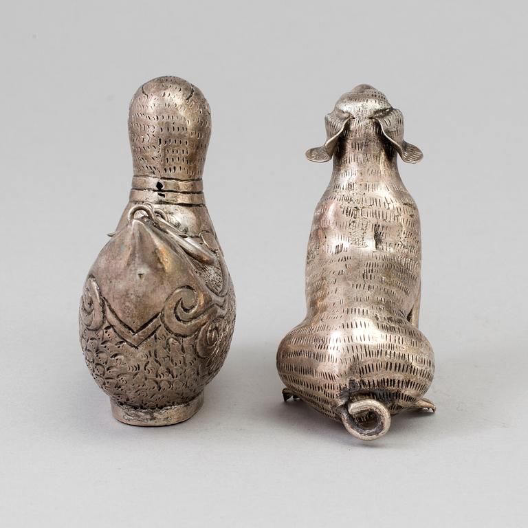 FIGURINER, två stycken, låghaltigt silver. Kina, 1900-tal.