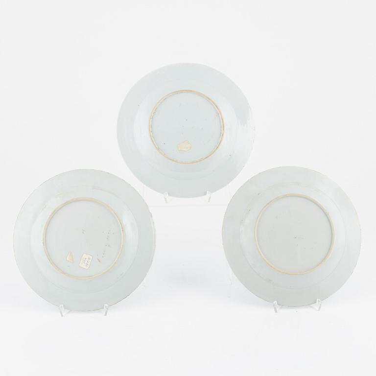 A blue and white porcelain charger, three plates and a sauce snipe, Qing dynasty, Qianlong (1736-95).