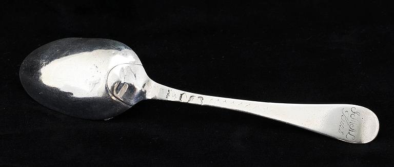 SKED, silver,  troligen Lorens Stabeus Stockholm 1772, samt BÄGARE, silver, Niclas Fernlöf, Karlstad 1769. Tot. v. 88 g.