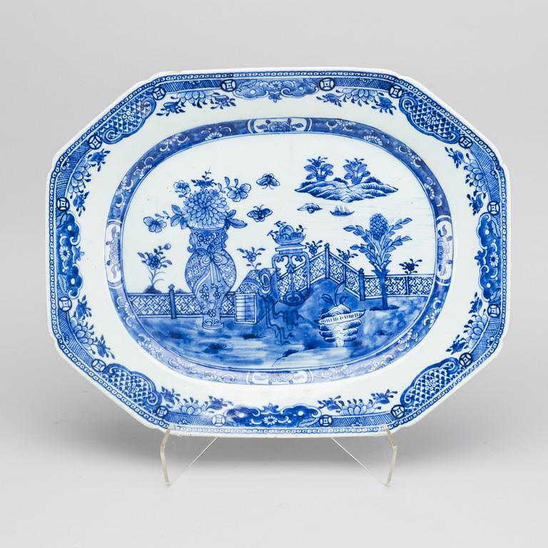 2 pcs of blue and white porcelain charger, Qing dynasty, Qianlong (1736-95).