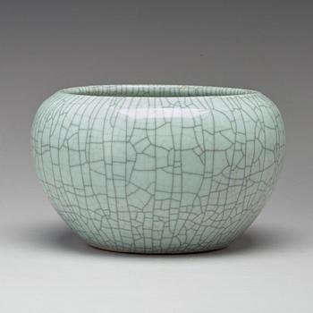 A ge-glazed bowl/censer, Qing dynasty.