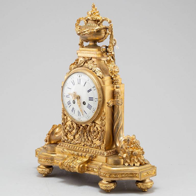 A FRENCH BRONZE MANTEL CLOCK, second half of the 19th century.