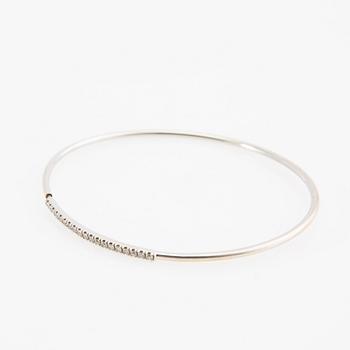 Armring, 18K vitguld med runda briljantslipade diamanter.
