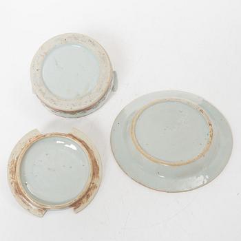 Karott med lock och fat, två saltkar, porslin, Kina, Qingdynastin, Qianlong (1736-95).