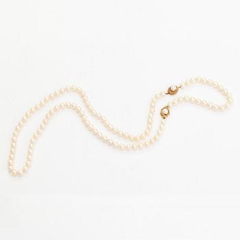 A cultured pearl necklace and bracelet, clasp in 14K gold.