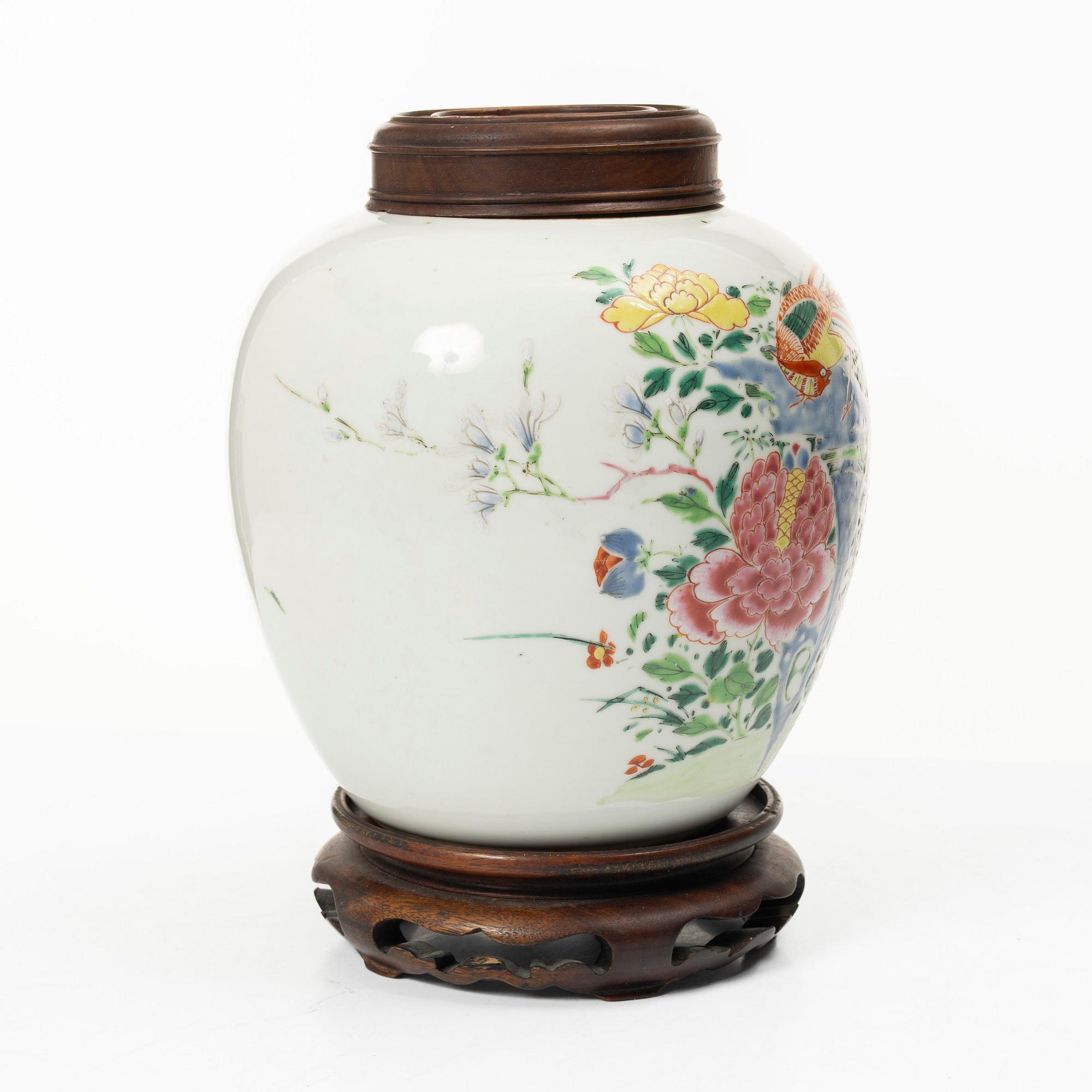 A porcelain pot with wooden cover and stand, China, Qing dynasty, 19th century.