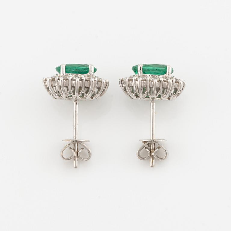 Earrings, one pair, 18K white gold with emeralds and brilliant-cut diamonds.