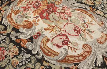 An older Bessarabian Kelim carpet, 287 x 220 cm.