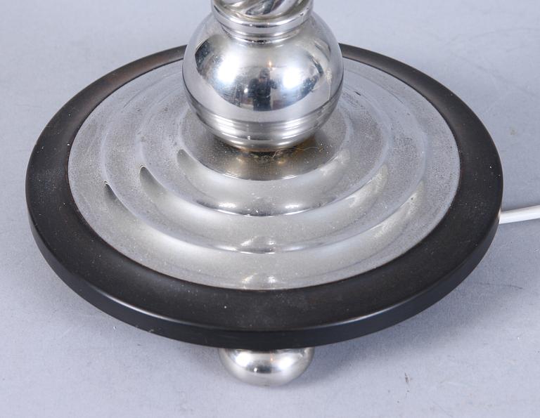 KANDELABRAR, ett par samt BORDSLAMPA, vitmetall, delvis Danmark, 1900-tal.