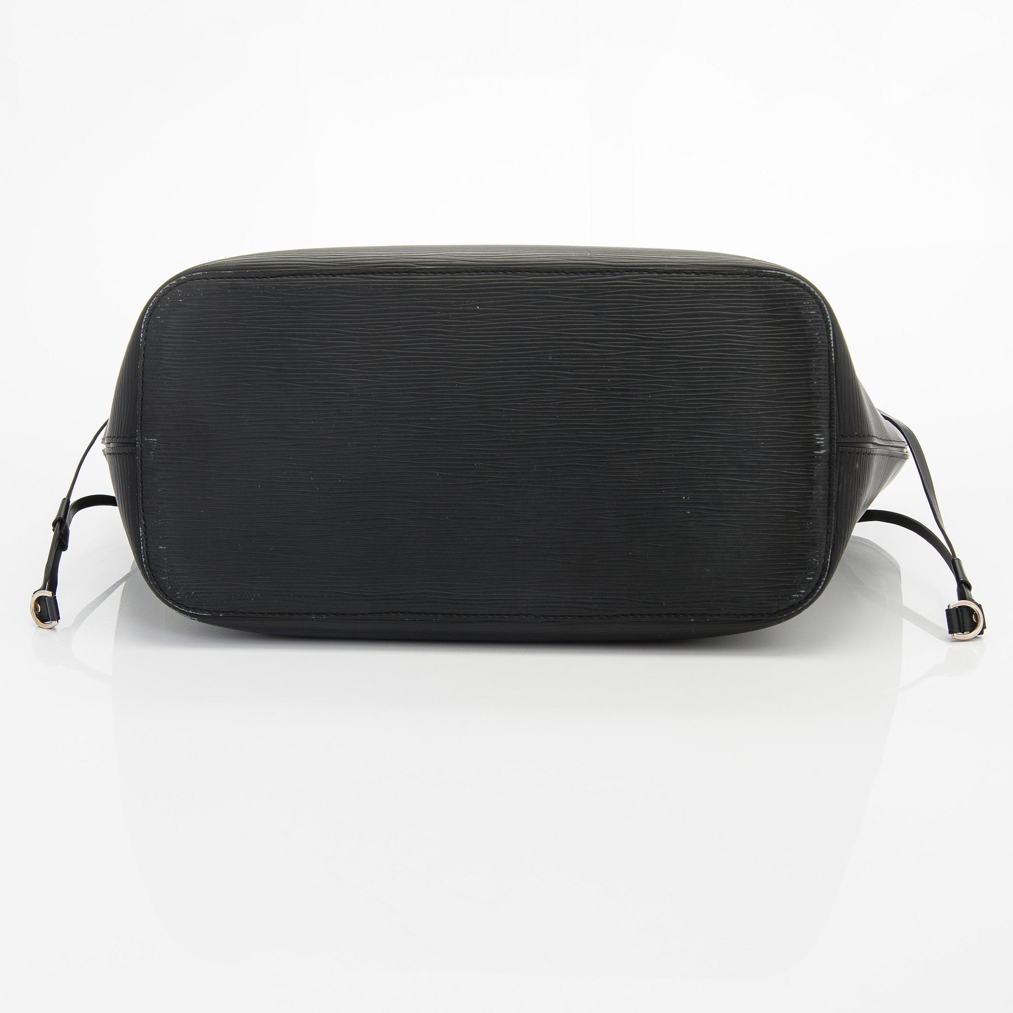 Louis Vuitton, a 'Neverfull MM' bag.