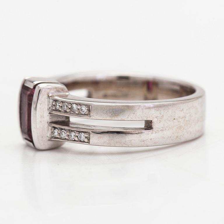 Sormus, 14K valkokultaa, turmaliini ja timantit yhteensä noin 0,048 ct. Timanttiset, Helsinki.