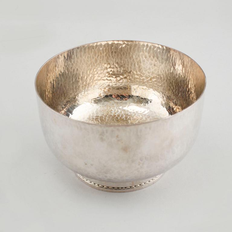 A 20th century silver box and bowl from England and Sweden, total weight 430 g.
