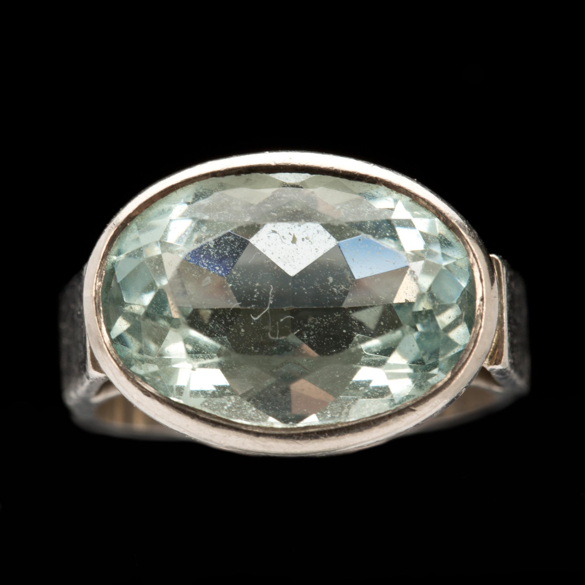 RING, 18k vitguld med akvamarin. Vikt ca 7g.