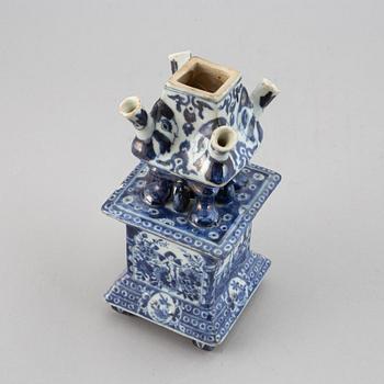 A rare Chinese blue and white export tulip vase, Qing dynasty, Kangxi (1662-1722).