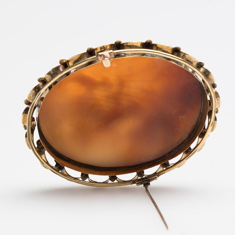 BROSCH, 18K guld, skuren snäckskalscamé.
