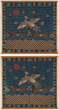 677. ÄMBETSMANNA INSIGNIA, ett par, broderat siden. Qingdynastin, 1800-tal.