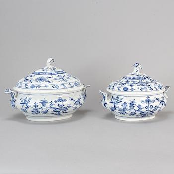 TERRINER med LOCK, 2 st, porslin. "Lökmönstret", Meissen, Tyskland, 1900-tal.