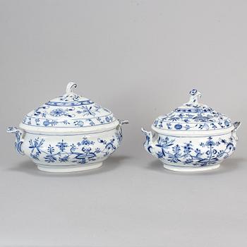 Two large porcelain 'Blue Onion pattern' tureens with covers, Germany, Meissen, 20th century.