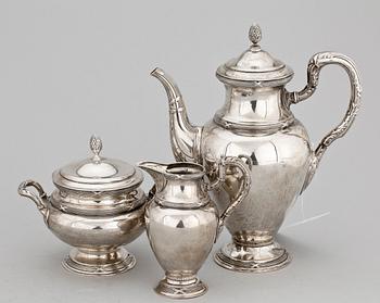 KAFFESERVIS, 3 delar. Silver, C.G. Hallberg, Stockholm 1907. Sengustaviansk stil. Totalvikt ca 1100 gram.