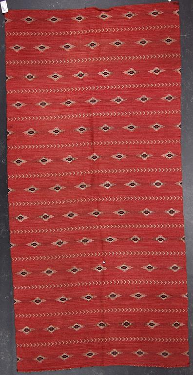 DRAPERI, 1900-talets första hälft. 274 x 133.