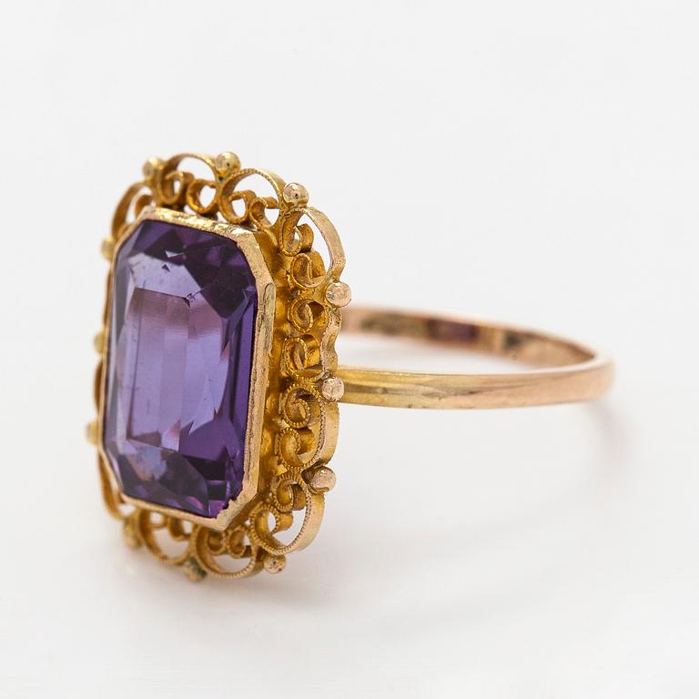 Ring, fasettslipad syntetisk safir, 14K guld.