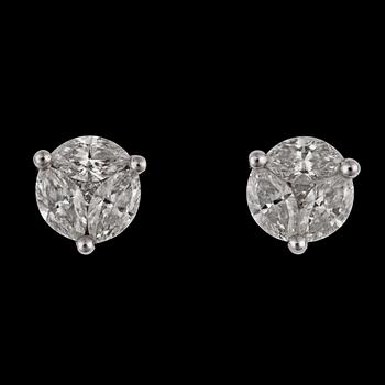 48. A pair of navette- and brilliant cut diamond earrings, tot. 2.02 cts.