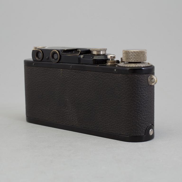 A early 1930s black body Leica no 123864 with a chrome Hektor 1:2,5 F=5 cm lens. With table stand.