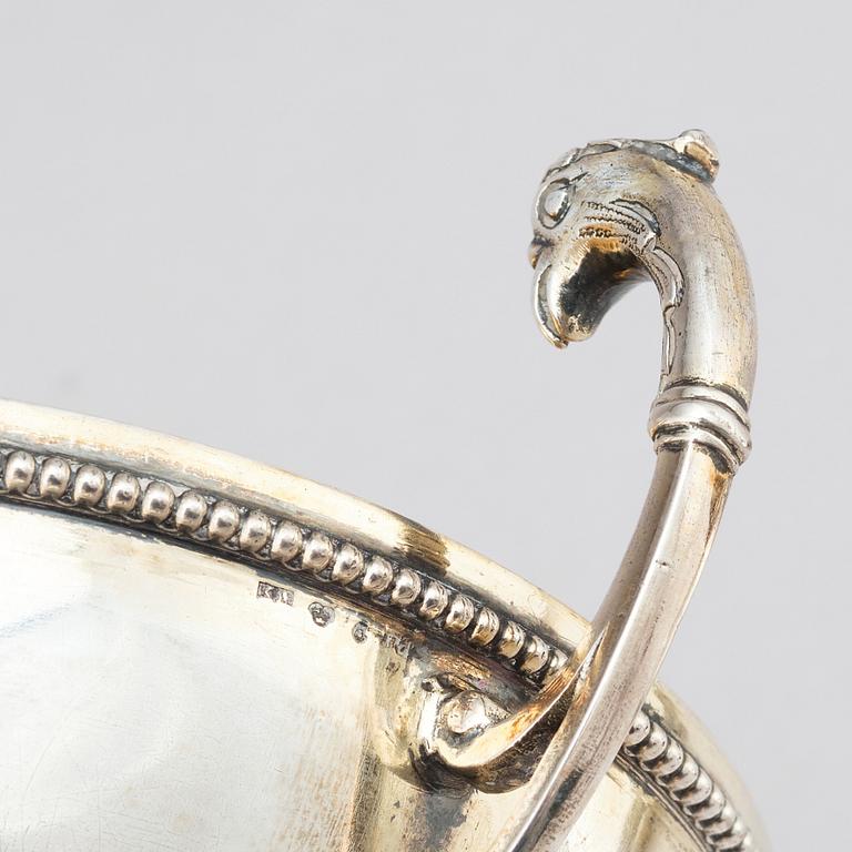Karl Anderson, skål med lock, på fat, silver, Stockholm 1911. Gåva från Drottning Sofia.